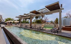 Ramada By Wyndham Acapulco Hotel & Suites