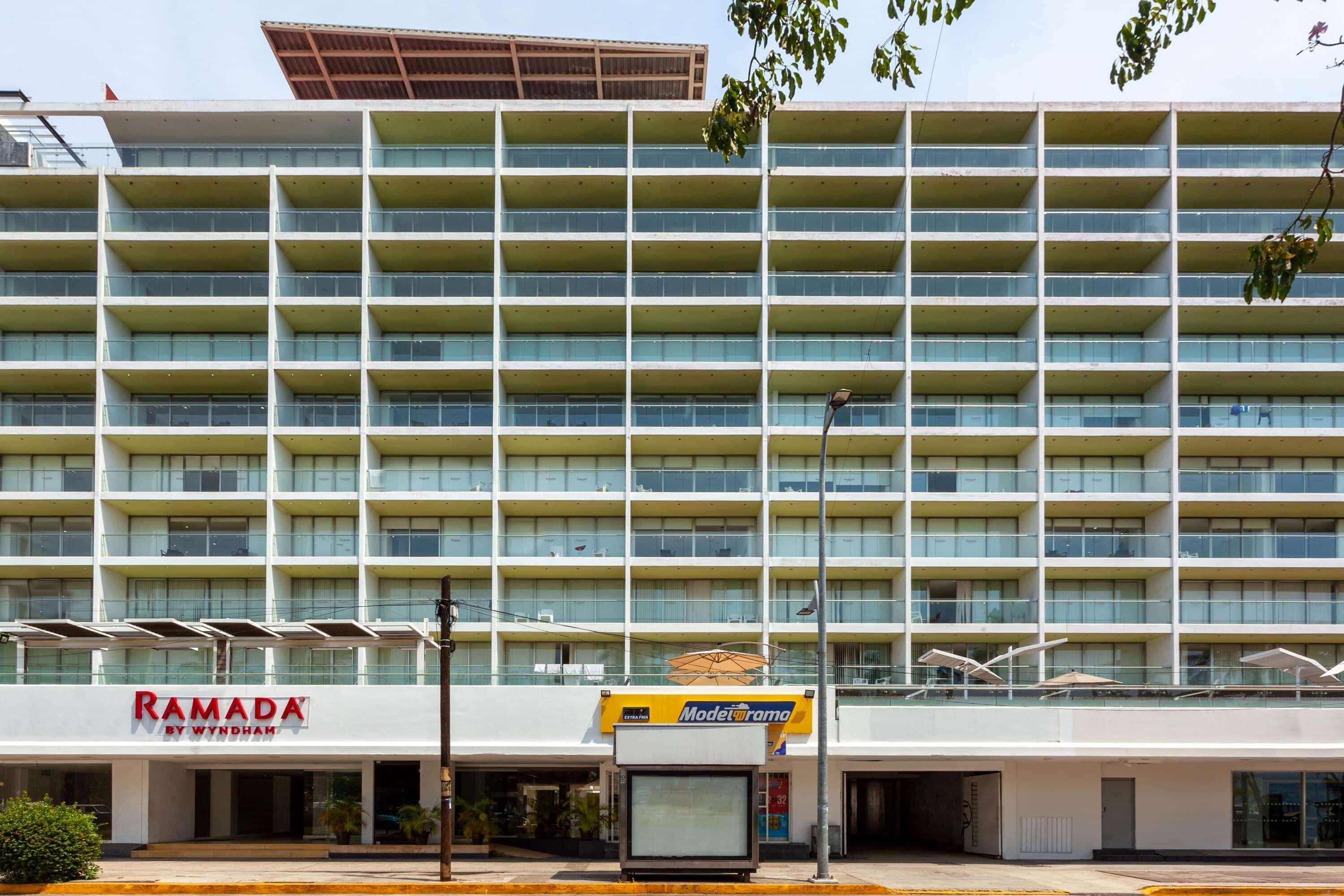Ramada By Wyndham Acapulco Hotel & Suites Exterior photo