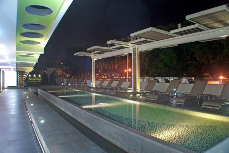 Ramada By Wyndham Acapulco Hotel & Suites Exterior photo